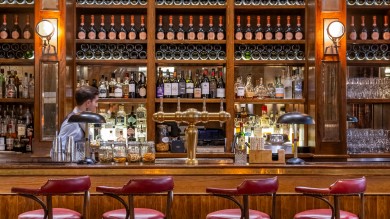 Das Restaurant Tavern serviert britische Klassiker in einer einladenden Atmosphäre.