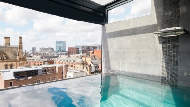 Das ESPA Spa & Gym verfügt über einen Pool auf dem Dach mit beeindruckendem Blick auf die Stadt.