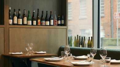 #4 Erst: Industrieller Charme und gemütliche Tische laden dazu ein, in einer entspannten Atmosphäre natürliche Weine und einfache, geschmackvolle Gerichte zu geniessen.