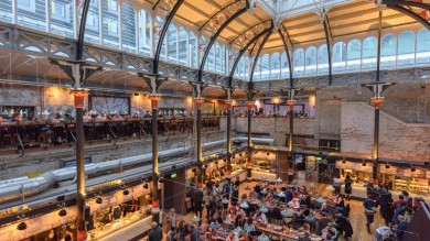 #7 Mackie Mayor: Eine lebhafte Markthalle in einem historischen Gebäude, in der Gäste den ganzen Tag über vielfältige Mahlzeiten geniessen und dabei das bunte Treiben und lokale Craft-Biere erleben.