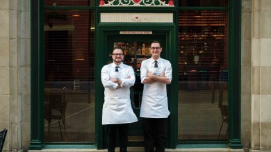 #9 Schofield's Bar: Die Brüder Daniel und Joe Schofield stehen stolz hinter ihrer preisgekrönten Bar, in der klassische Cocktails und innovative Getränke wie der Tattletale im Mittelpunkt stehen, eingebettet in einem beeindruckenden Art-Deco-Ambiente.