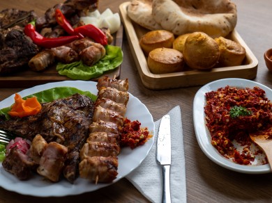 Traditional Serbian cuisine – Hearty meat dishes served in a local kafana.
