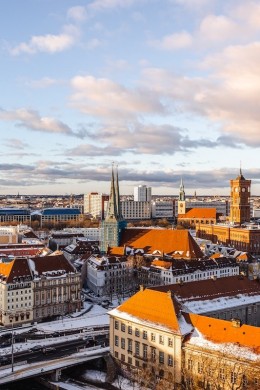 Ein Panorama mit dem Fernsehturm, dem Rote Rathaus und dem Berliner Dom bei Schnee