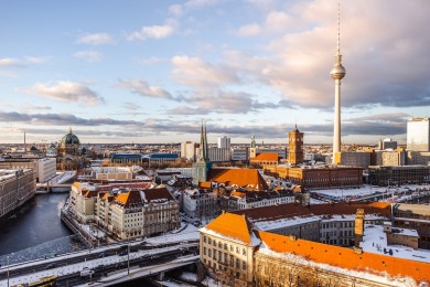 Ein Panorama mit dem Fernsehturm, dem Rote Rathaus und dem Berliner Dom bei Schnee