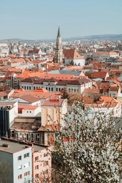 Die Altstadt mit ihren rotgedeckten Dächern und der markanten St.-Michael-Kirche prägt das Stadtbild von Cluj-Napoca.