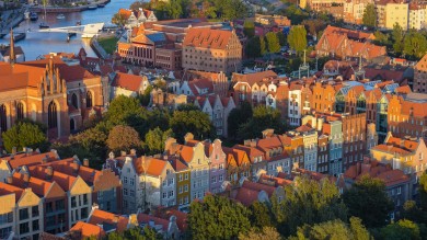 Ein Blick über die roten Dächer der Danziger Altstadt mit ihren historischen Stadthäusern.