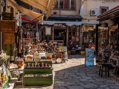 Handgefertigte Metallwaren und Souvenirs in den engen Gassen der Baščaršija in Sarajevo.
