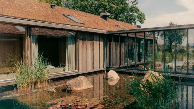 Hotelanlage mit Teich