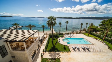 Hotelanlage mit Pool und Meerblick