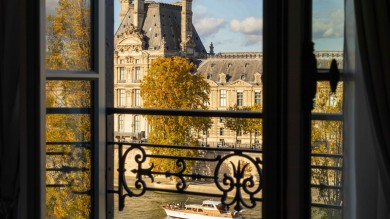 Aussicht aus Fenster auf Fluss mit Boot