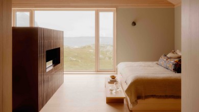 minimalistisches Hotelzimmer mit Bett