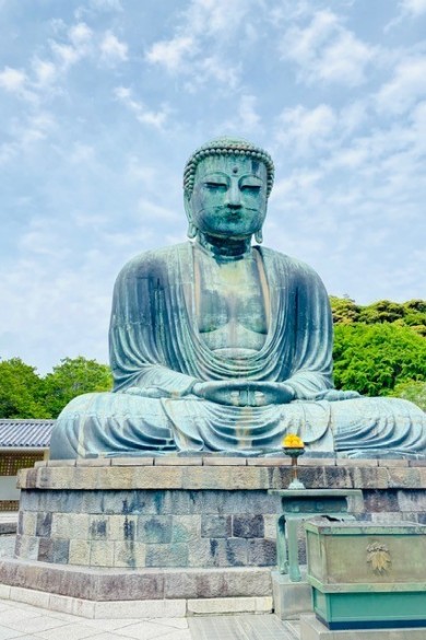 Nur rund eineinhalb Stunden von Tokyo entfernt verbindet Kamakura Strandatmosphäre mit kulturellen Highlights wie dem imposanten Riesen-Buddha und historischen Tempelanlagen.