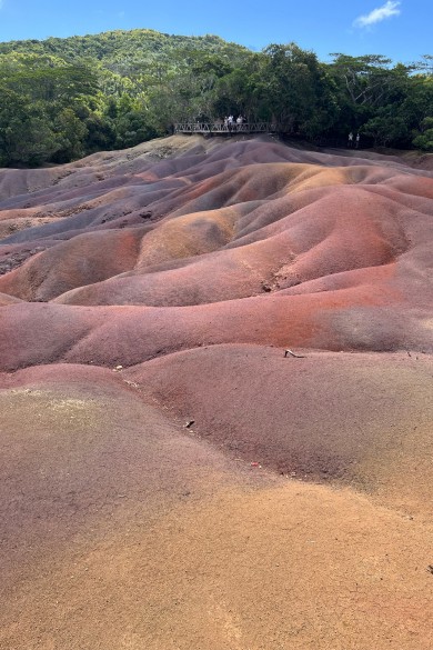 Kristallklares Wasser, üppige Nationalparks und kulturelle Vielfalt zeichnen Mauritius aus. Der Chamarel Nationalpark mit seinen «Seven Colored Earths» ist eines der spektakulärsten Naturphänomene der Insel.