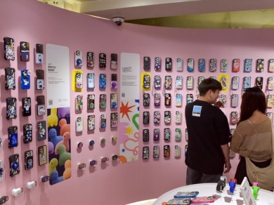 This shop in the Isadong district sells many creatively designed cell phone cases.