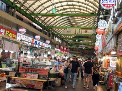 View of Gwangjang Market with its numerous food stalls.
