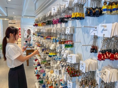 Colorful and playful: key rings are a popular accessory among young people.