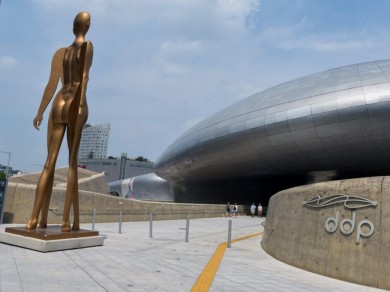 Dongdaemun Design Plaza (DDP), ein futuristischer Bau der britisch-irakischen Stararchitektin Zaha Hadid.