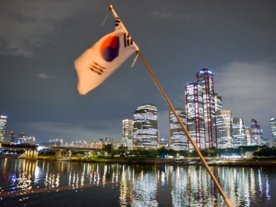 Seoul from a different perspective: nighttime boat trip on the Han River.
