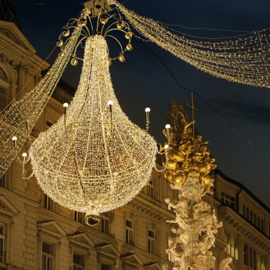 Die Kronleuchter am Graben sind so gestaltet, dass sie auf die Wiener Balltradition und die musikalische Geschichte der Stadt verweisen.
