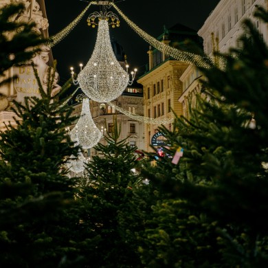 Die Kronleuchter am Graben sind so gestaltet, dass sie auf die Wiener Balltradition und die musikalische Geschichte der Stadt verweisen.