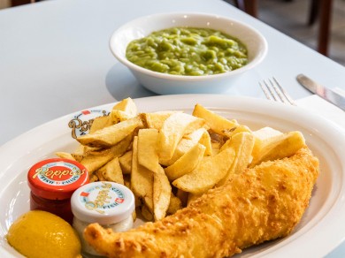 Plate with fish & chips.