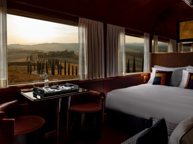 Ein Blick ins Innere des luxuriösen La Dolce Vita Orient Express, der atemberaubende Ausblicke auf Italiens malerische Landschaft bietet.