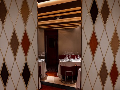 Der elegante Art-Déco-Wagen des neuen La Dolce Vita Orient Express lädt die Gäste ein, Italiens feinste Köstlichkeiten in zeitlosem Luxus zu geniessen.