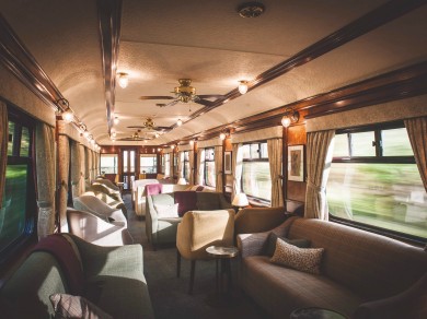 Die gemütliche und stilvolle Lounge an Bord des Royal Scotsman – der perfekte Ort, um bei einem Whisky zu entspannen und den Charme der schottischen Highlands zu geniessen.
