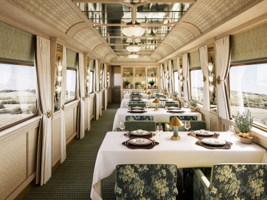 Genuss mit Aussicht: Im eleganten Speisewagen des Britannic Explorer verschmelzen Kulinarik und Landschaft zu einem Fest für die Sinne.