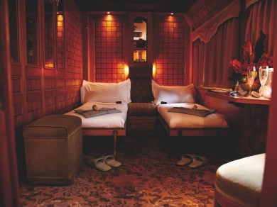 Ein Hauch von Nostalgie trifft auf Komfort: Die luxuriöse Kabine im Eastern & Oriental Express ist der perfekte Ort zum Ankommen, Entspannen und Staunen.