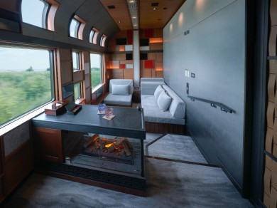 Im Loungewagen des Shiki-Shima können Passagiere in einem komfortablen Ambiente entspannen und durch die grossen Fenster die vorbeiziehende Landschaft bewundern.