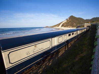 Der Tren Transcantábrico fährt entlang der malerischen Nordküste Spaniens und eröffnet den Reisenden unvergleichliche Ausblicke auf den Golf von Biskaya und seine wilden Strände.