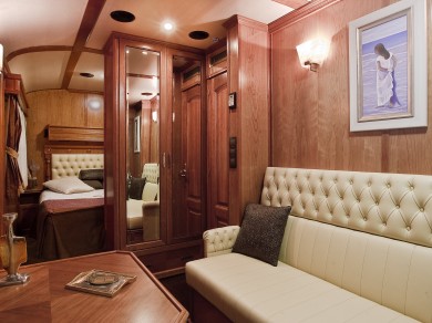 Ein liebevoll restauriertes Abteil im Tren Transcantábrico vereint klassische Eleganz mit modernem Komfort – ein stilvoller und einladender Rückzugsort für die Reise.