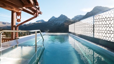 Der Infinity-Pool im BelArosa Chalet lädt zum Entspannen ein – mit atemberaubendem Blick auf die umliegenden Berge.