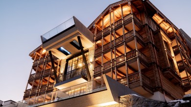 BelArosa Chalet redefines alpine living with spacious suites, privacy, and subtle luxury in the center of Arosa.