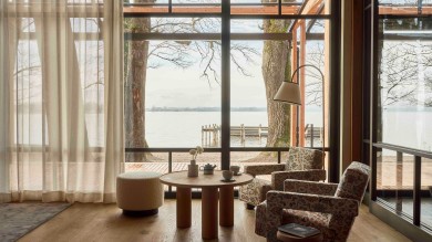 Die Zimmer bieten ruhige Seeblicke und ein minimalistisches Design, das Komfort und Gelassenheit in den Vordergrund stellt.