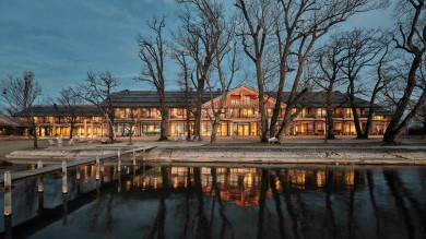 Der Chiemgauhof vereint elegante Schlichtheit mit Seeidylle am Ufer des Chiemsees und lädt zum Entspannen ein.