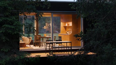 Grosse Fenster lassen Innen- und Aussenraum verschmelzen und rücken die Natur in den Mittelpunkt der durchdacht gestalteten Hütten von Landet Stay.