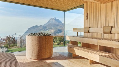 Ein Ort der Ruhe zum Entspannen in der Sauna des Lefay Resort Lago di Garda und gleichzeitig die friedliche Aussicht auf See und Berge geniessen.