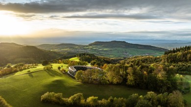 Die Luisenhöhe bei Freiburg fügt sich harmonisch in die Landschaft des Schwarzwalds ein und bietet Panoramablicke sowie eine ruhige Auszeit.