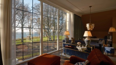 Komfort und Stil vereinen sich in einem gemütlichen Aufenthaltsraum des Maryhill Estate, dessen große Fenster das sanfte skandinavische Licht und den Blick auf die umliegende Landschaft hereinlassen.