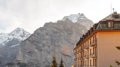Das Mürren Palace thront vor der dramatischen Alpenkulisse und vereint nostalgischen Charme mit atemberaubender Bergsicht.