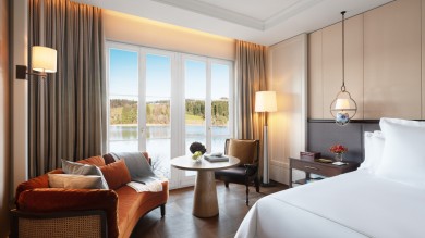 Ein gemütliches Gästezimmer im Rosewood Schloss Fuschl mit atemberaubendem Panoramablick auf den Fuschlsee – eine perfekte Verbindung von historischem Charme und modernem Luxus.