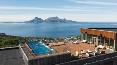 Hoch über der Stadt Bodø fügt sich das Wood Hotel harmonisch in die raue Landschaft Nordlands ein und eröffnet weite Blicke auf Meer, Berge und den Lofoten-Horizont.