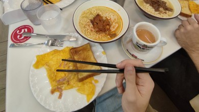 Miguel was spontaneously invited to a traditional Hong Kong breakfast when he approached some locals.