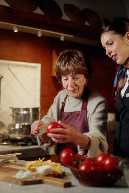 Nonna und ein Mitglied unserer Cabin Crew beim gemeinsamen Pasta-Kochen.