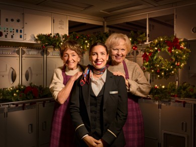 Unsere beiden Nonnas aus der Social-Media-Kampagne zusammen mit einem Mitglied unserer Cabin Crew.