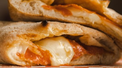 Pizza aus knusprigem Teig, geschmolzener Mozzarella und aromatische Tomatensauce