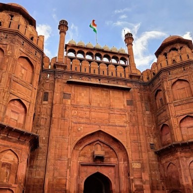 Ein grosses Rotes Gebäude ist zu sehen, Red Fort of New Delhi