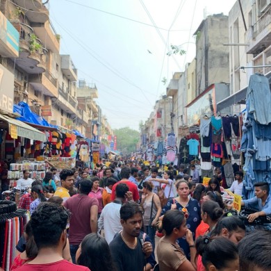 Ein eher indien typisches bild, in dem so viele menschen in einer fussgängerstrasse sind, dass man den boden gar nicht mehr erkennen kann.